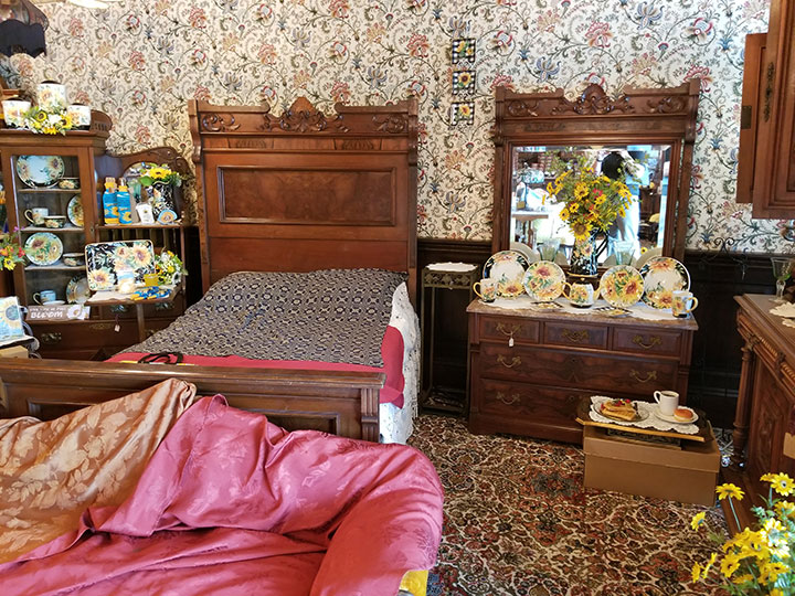 Antique Furniture Ladies Apparel Fine China Hartville, OH KIKO