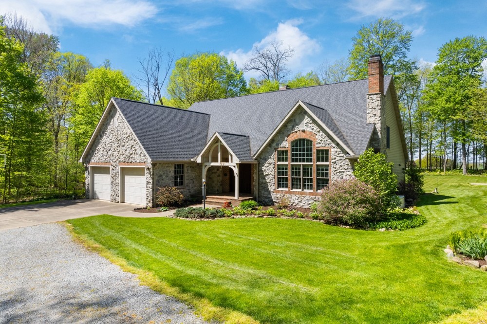 Country Estate On 3& Wooded Acres